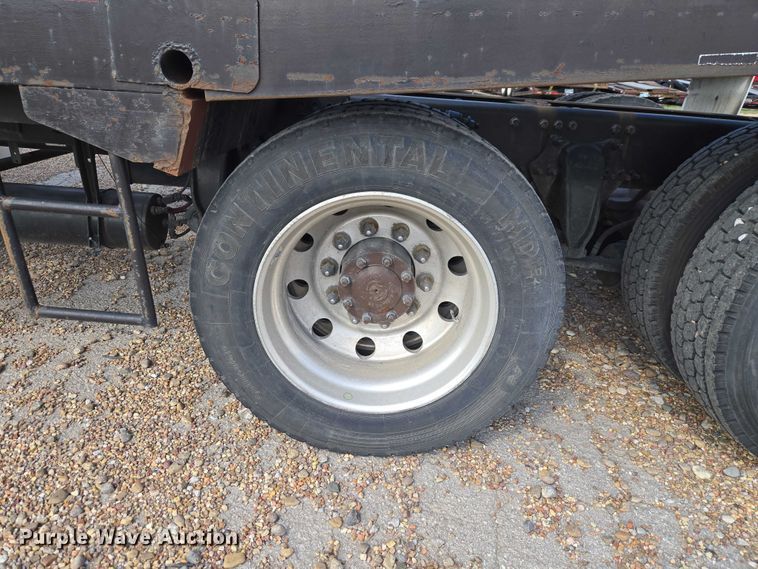 image for item ET5163 2019 Freightliner Cascadia semi truck with car carrier