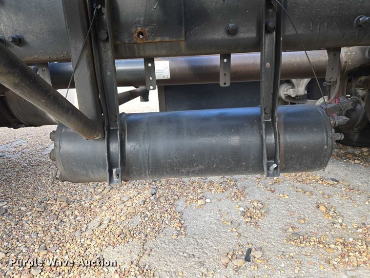 image for item ET5163 2019 Freightliner Cascadia semi truck with car carrier