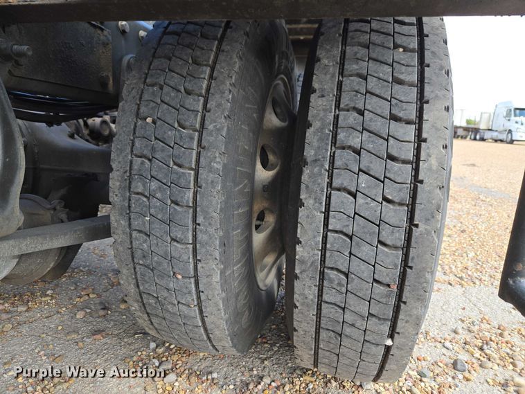 image for item ET5163 2019 Freightliner Cascadia semi truck with car carrier