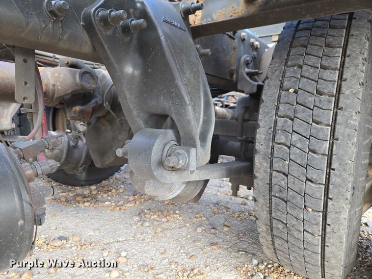 image for item ET5163 2019 Freightliner Cascadia semi truck with car carrier