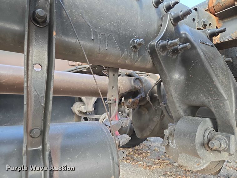 image for item ET5163 2019 Freightliner Cascadia semi truck with car carrier