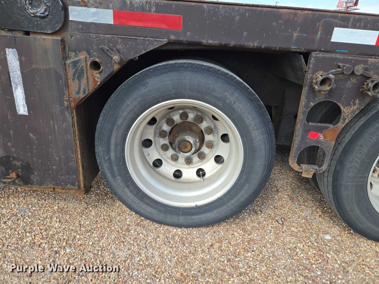 image for item ET5163 2019 Freightliner Cascadia semi truck with car carrier