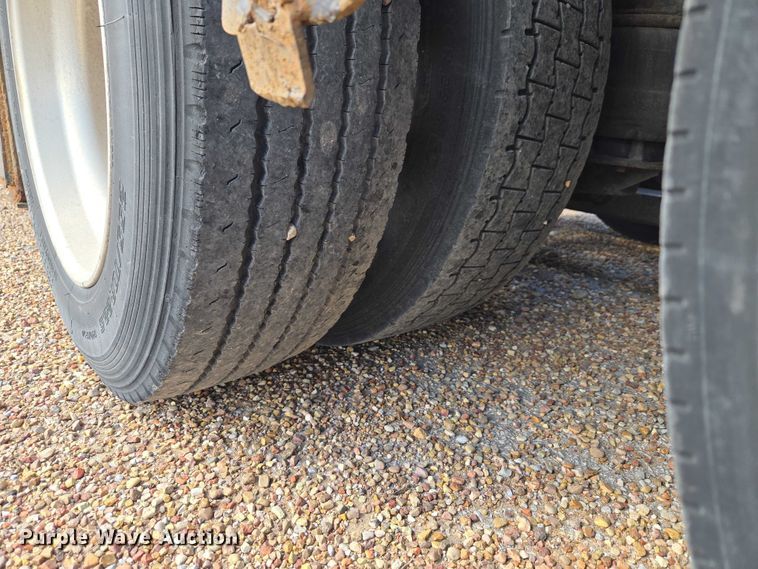 image for item ET5163 2019 Freightliner Cascadia semi truck with car carrier