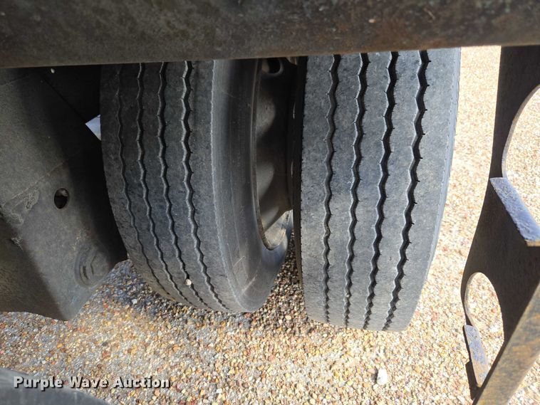 image for item ET5163 2019 Freightliner Cascadia semi truck with car carrier