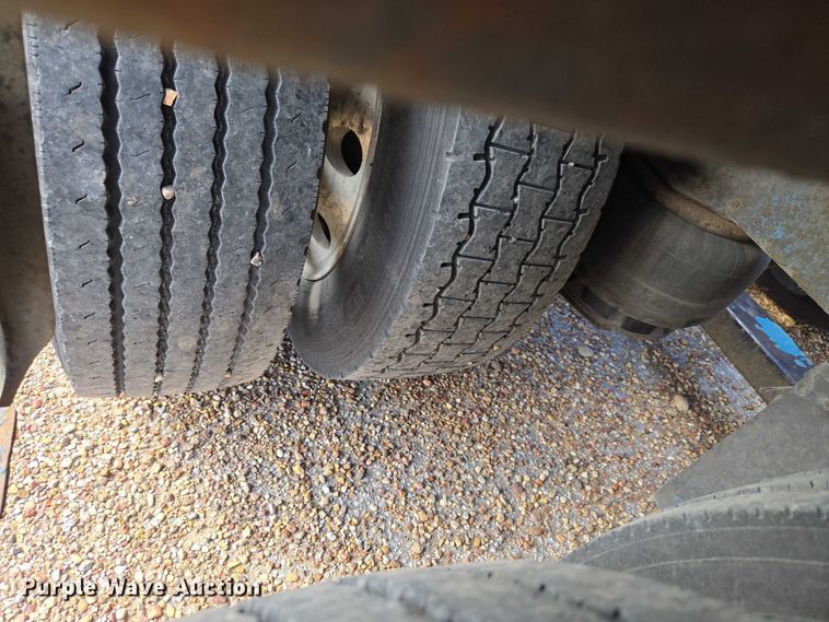 image for item ET5163 2019 Freightliner Cascadia semi truck with car carrier