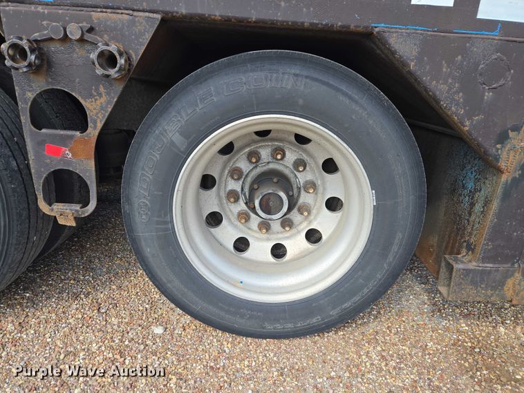 image for item ET5163 2019 Freightliner Cascadia semi truck with car carrier