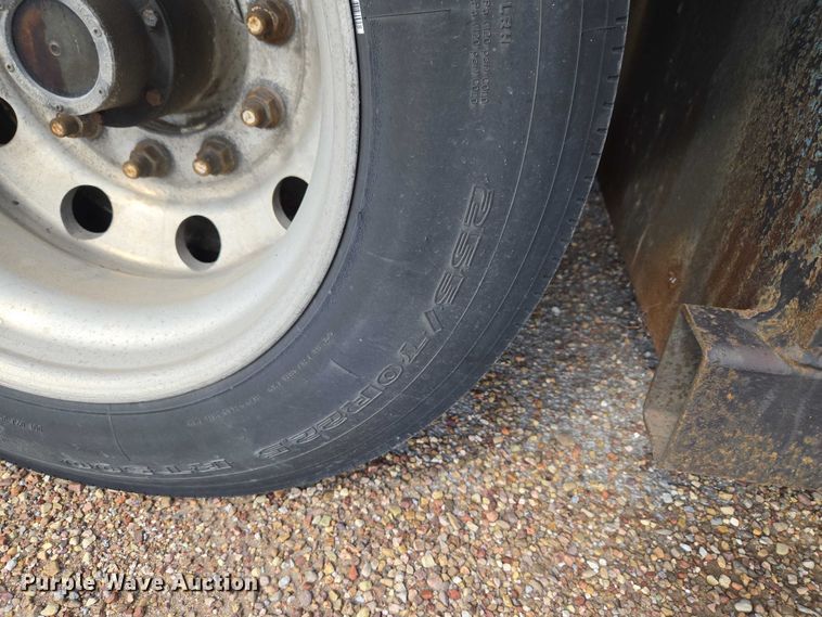 image for item ET5163 2019 Freightliner Cascadia semi truck with car carrier