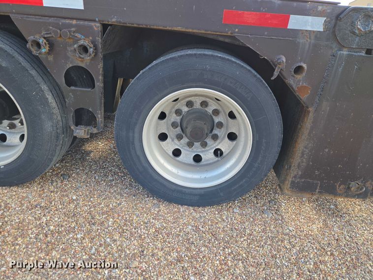 image for item ET5163 2019 Freightliner Cascadia semi truck with car carrier