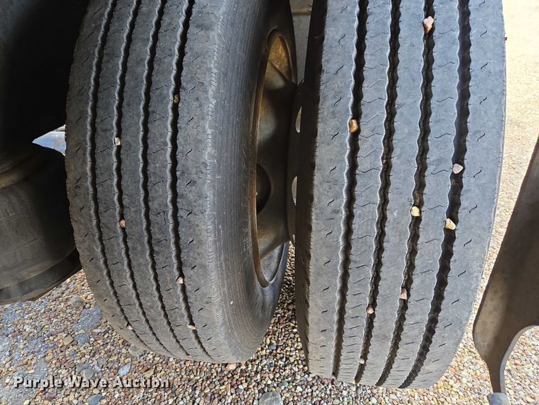 image for item ET5163 2019 Freightliner Cascadia semi truck with car carrier