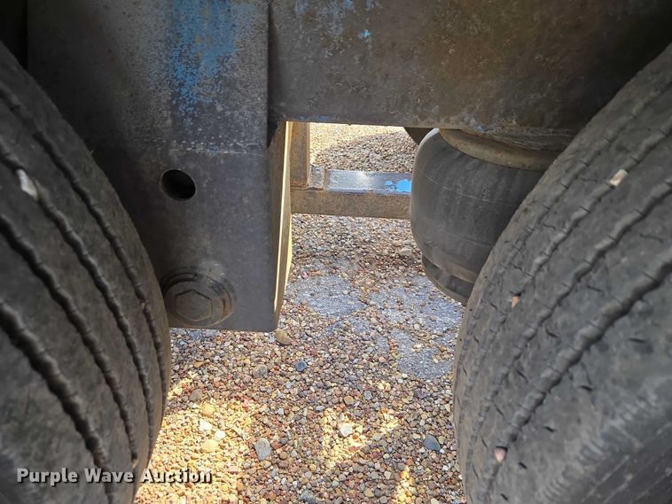 image for item ET5163 2019 Freightliner Cascadia semi truck with car carrier