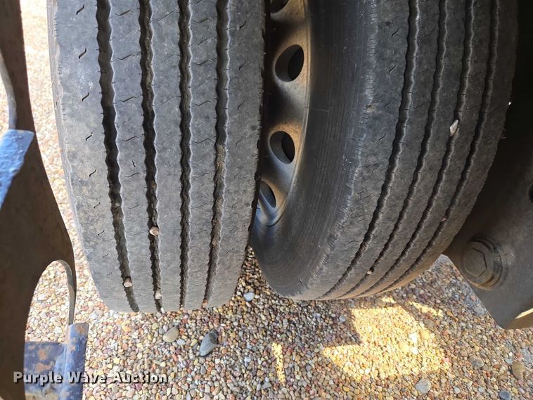 image for item ET5163 2019 Freightliner Cascadia semi truck with car carrier