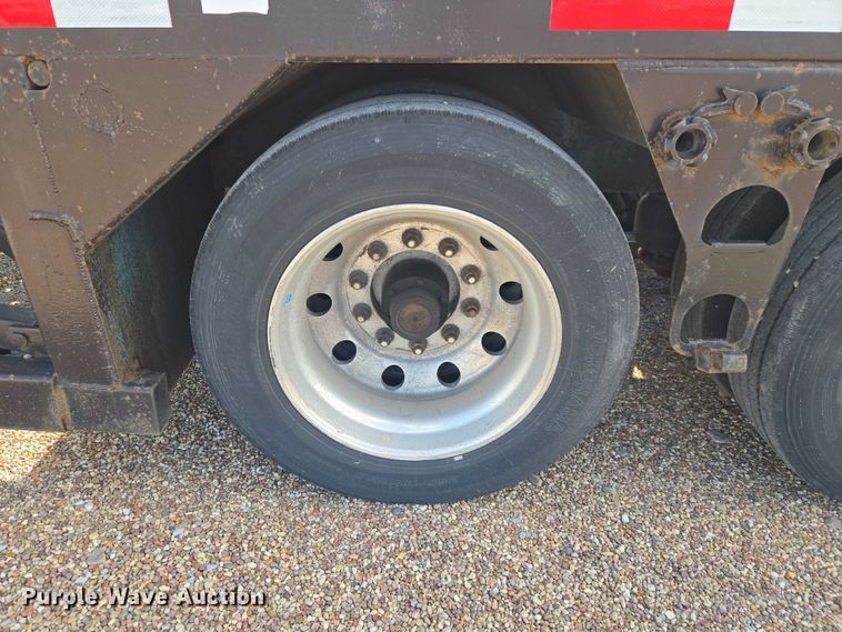 image for item ET5163 2019 Freightliner Cascadia semi truck with car carrier