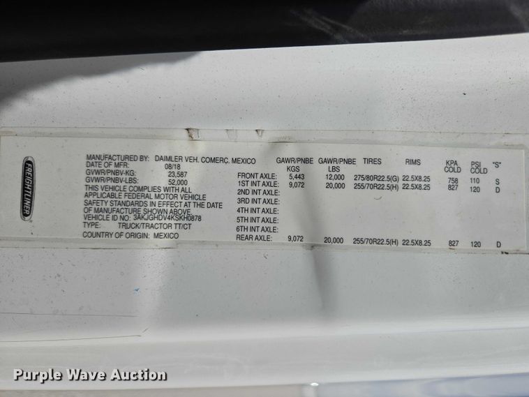 image for item ET5163 2019 Freightliner Cascadia semi truck with car carrier