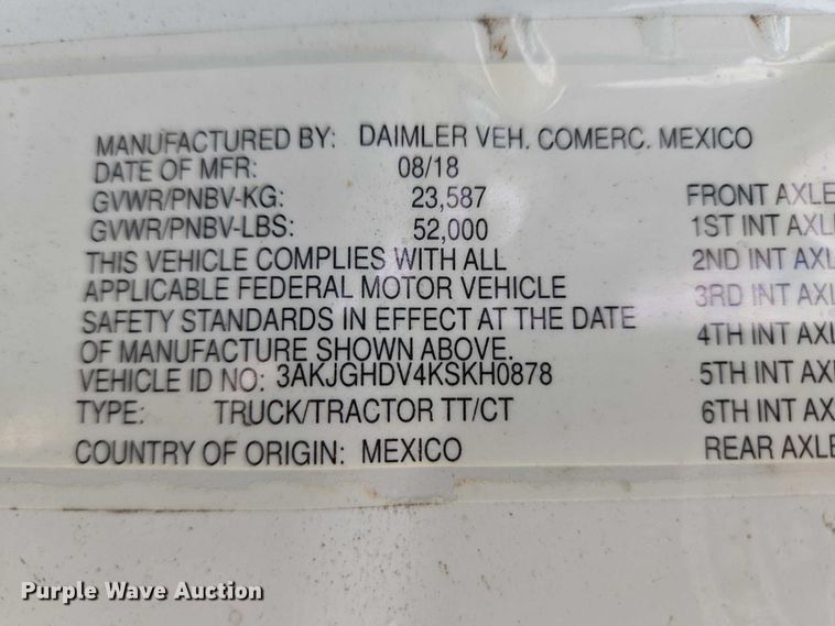 image for item ET5163 2019 Freightliner Cascadia semi truck with car carrier