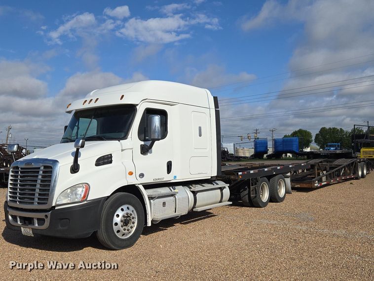 image for item ET5164 2019 Freightliner Cascadia semi truck with car carrier