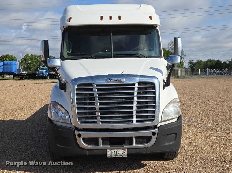 image for item ET5164 2019 Freightliner Cascadia semi truck with car carrier