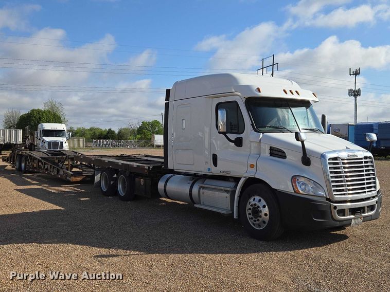 image for item ET5164 2019 Freightliner Cascadia semi truck with car carrier