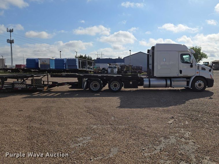 image for item ET5164 2019 Freightliner Cascadia semi truck with car carrier