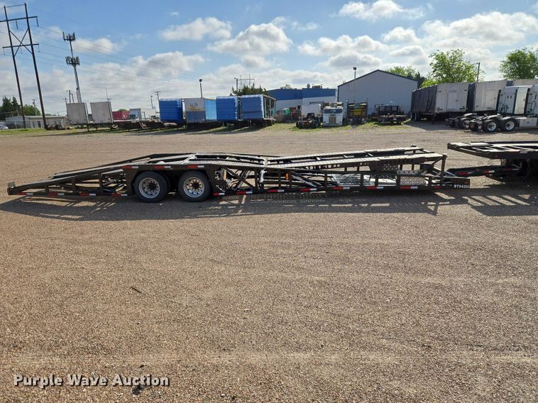 image for item ET5164 2019 Freightliner Cascadia semi truck with car carrier