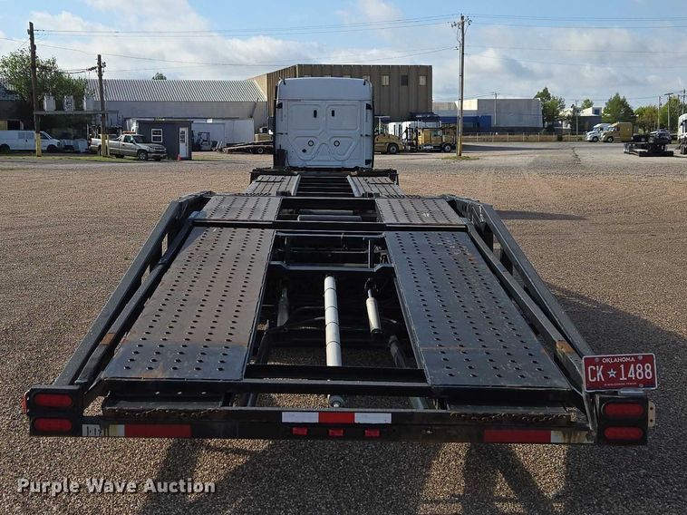 image for item ET5164 2019 Freightliner Cascadia semi truck with car carrier