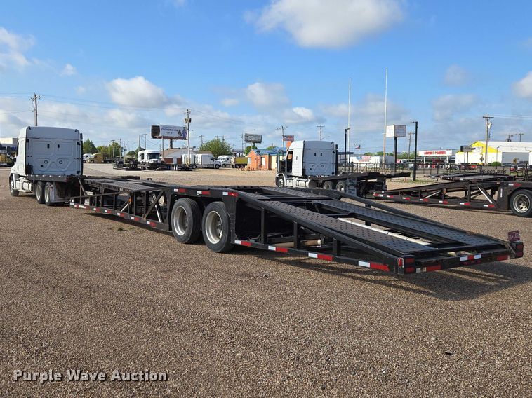 image for item ET5164 2019 Freightliner Cascadia semi truck with car carrier