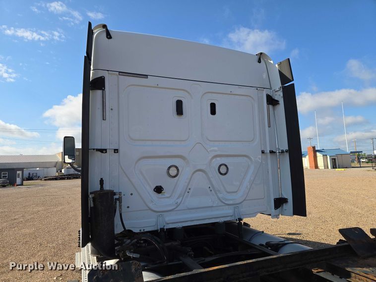 image for item ET5164 2019 Freightliner Cascadia semi truck with car carrier