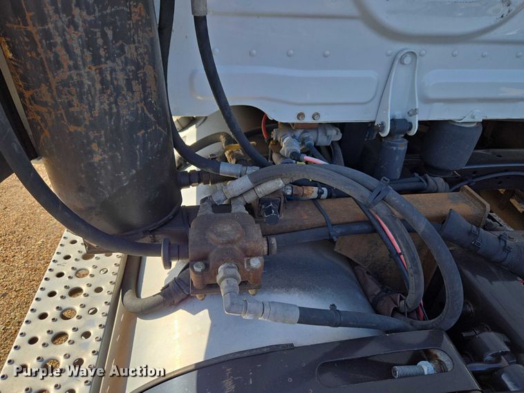 image for item ET5164 2019 Freightliner Cascadia semi truck with car carrier