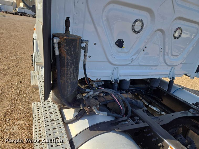 image for item ET5164 2019 Freightliner Cascadia semi truck with car carrier