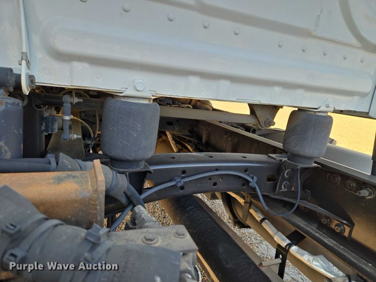 image for item ET5164 2019 Freightliner Cascadia semi truck with car carrier