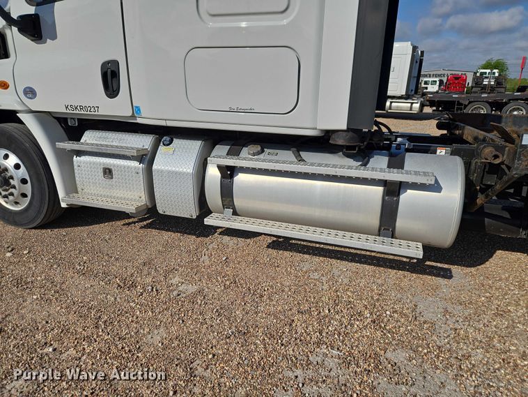 image for item ET5164 2019 Freightliner Cascadia semi truck with car carrier