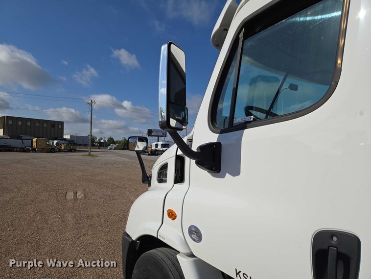 image for item ET5164 2019 Freightliner Cascadia semi truck with car carrier