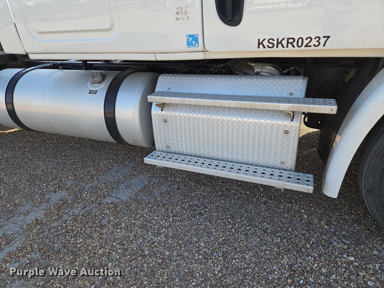 image for item ET5164 2019 Freightliner Cascadia semi truck with car carrier