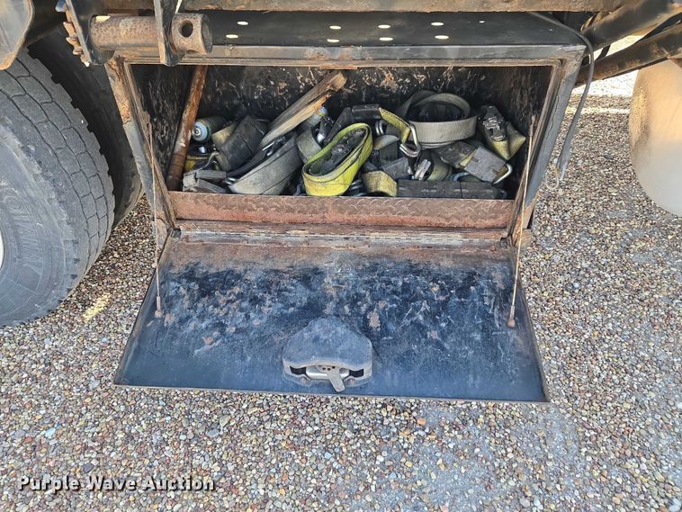 image for item ET5164 2019 Freightliner Cascadia semi truck with car carrier