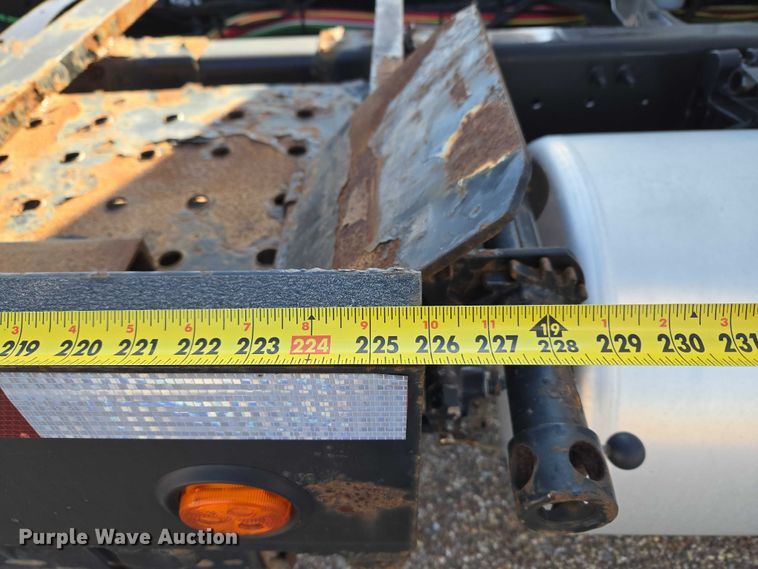 image for item ET5164 2019 Freightliner Cascadia semi truck with car carrier