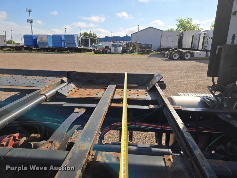 image for item ET5164 2019 Freightliner Cascadia semi truck with car carrier