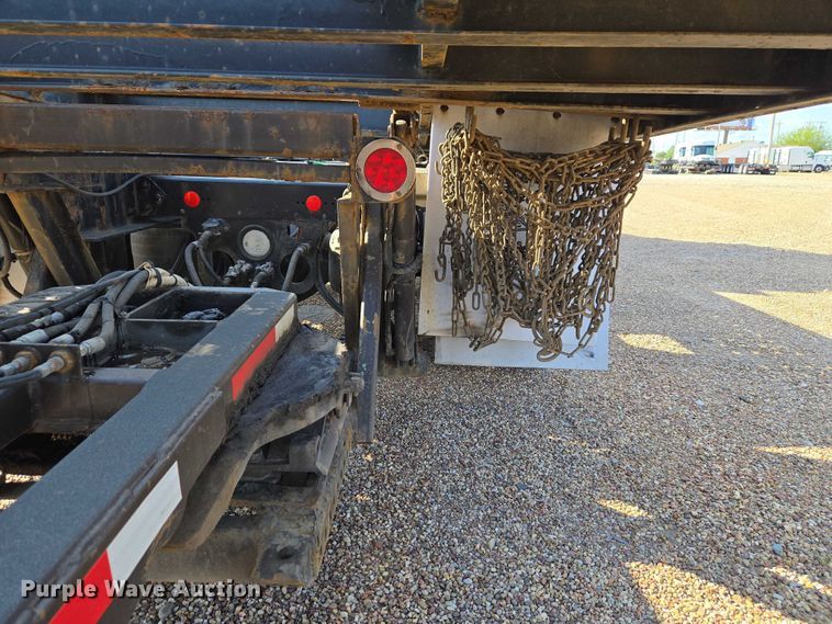 image for item ET5164 2019 Freightliner Cascadia semi truck with car carrier