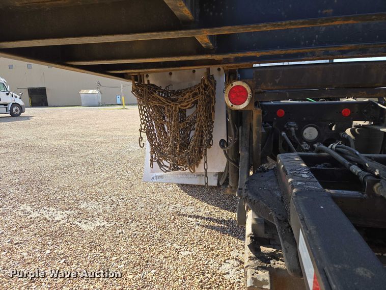 image for item ET5164 2019 Freightliner Cascadia semi truck with car carrier