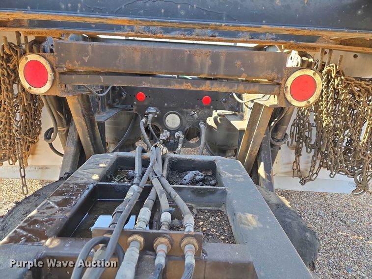 image for item ET5164 2019 Freightliner Cascadia semi truck with car carrier