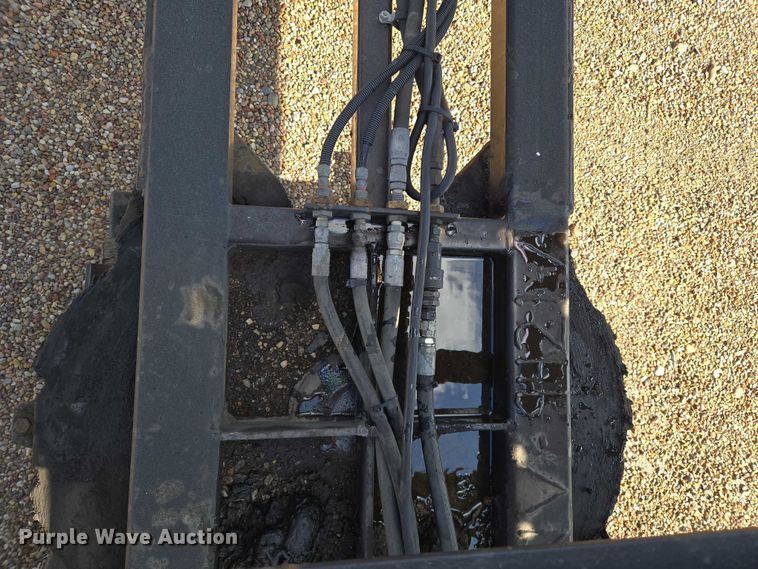 image for item ET5164 2019 Freightliner Cascadia semi truck with car carrier