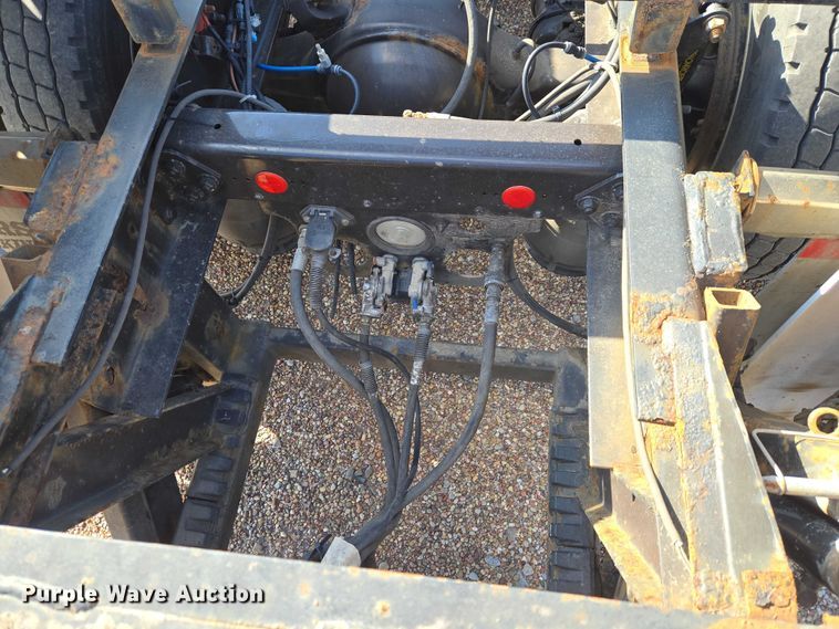 image for item ET5164 2019 Freightliner Cascadia semi truck with car carrier