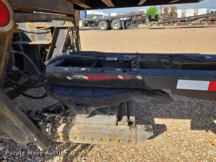 image for item ET5164 2019 Freightliner Cascadia semi truck with car carrier