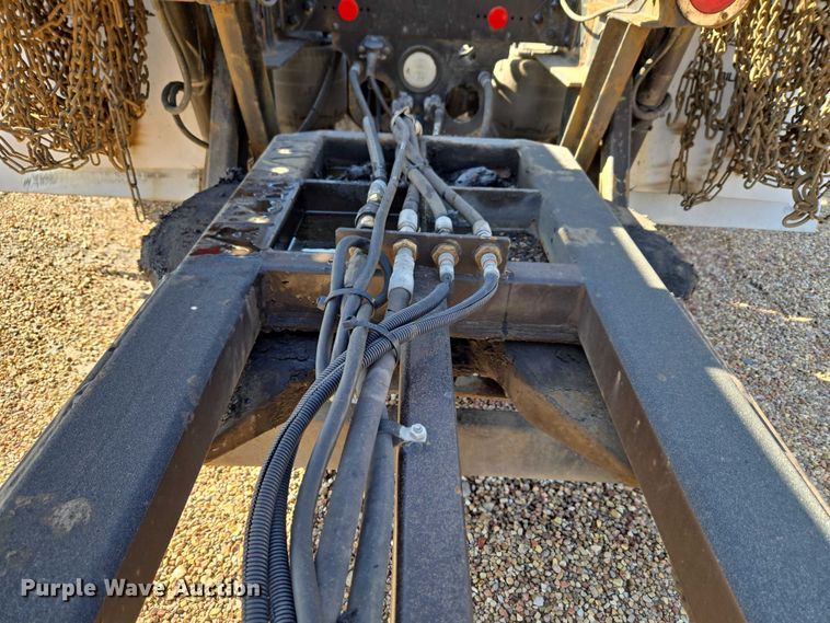 image for item ET5164 2019 Freightliner Cascadia semi truck with car carrier