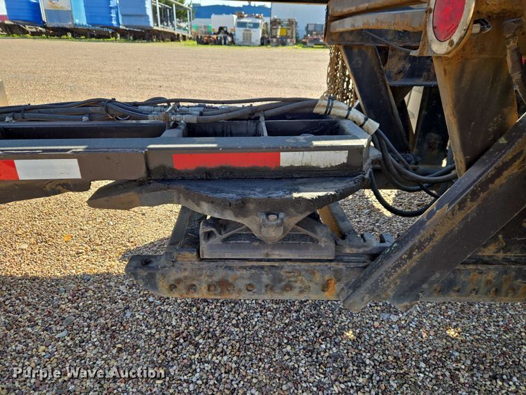 image for item ET5164 2019 Freightliner Cascadia semi truck with car carrier