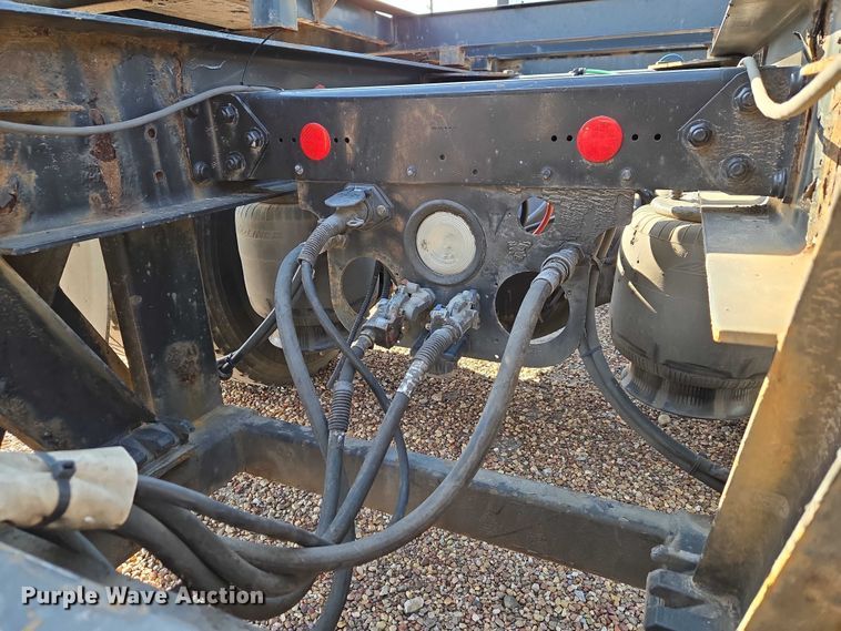 image for item ET5164 2019 Freightliner Cascadia semi truck with car carrier