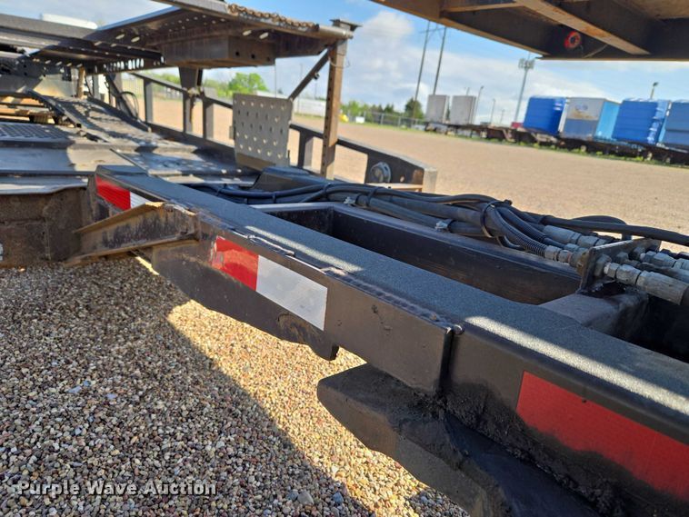 image for item ET5164 2019 Freightliner Cascadia semi truck with car carrier