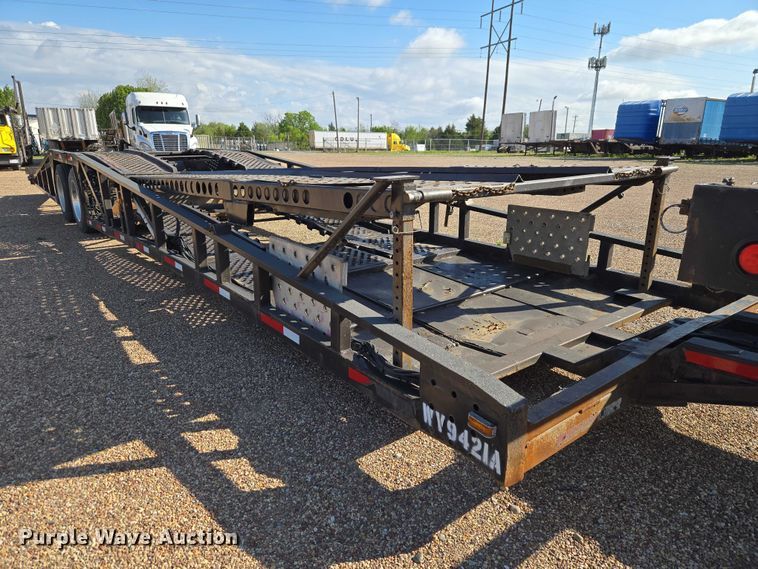 image for item ET5164 2019 Freightliner Cascadia semi truck with car carrier