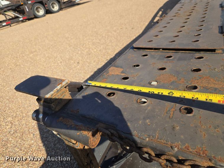 image for item ET5164 2019 Freightliner Cascadia semi truck with car carrier