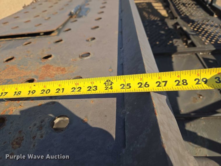 image for item ET5164 2019 Freightliner Cascadia semi truck with car carrier