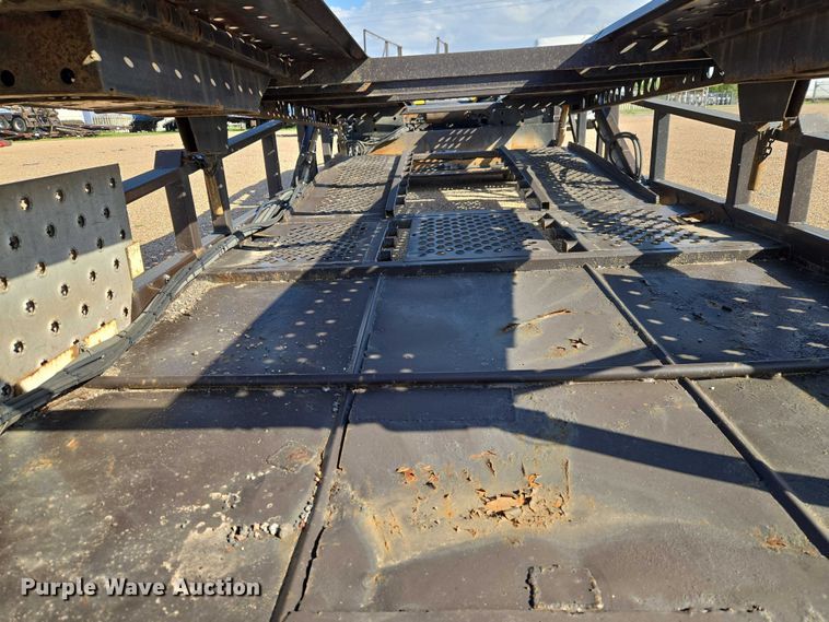 image for item ET5164 2019 Freightliner Cascadia semi truck with car carrier