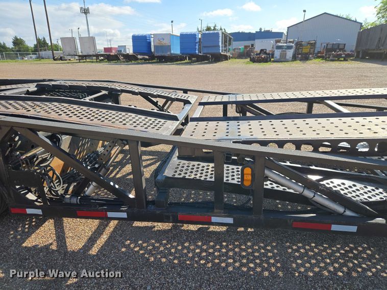 image for item ET5164 2019 Freightliner Cascadia semi truck with car carrier